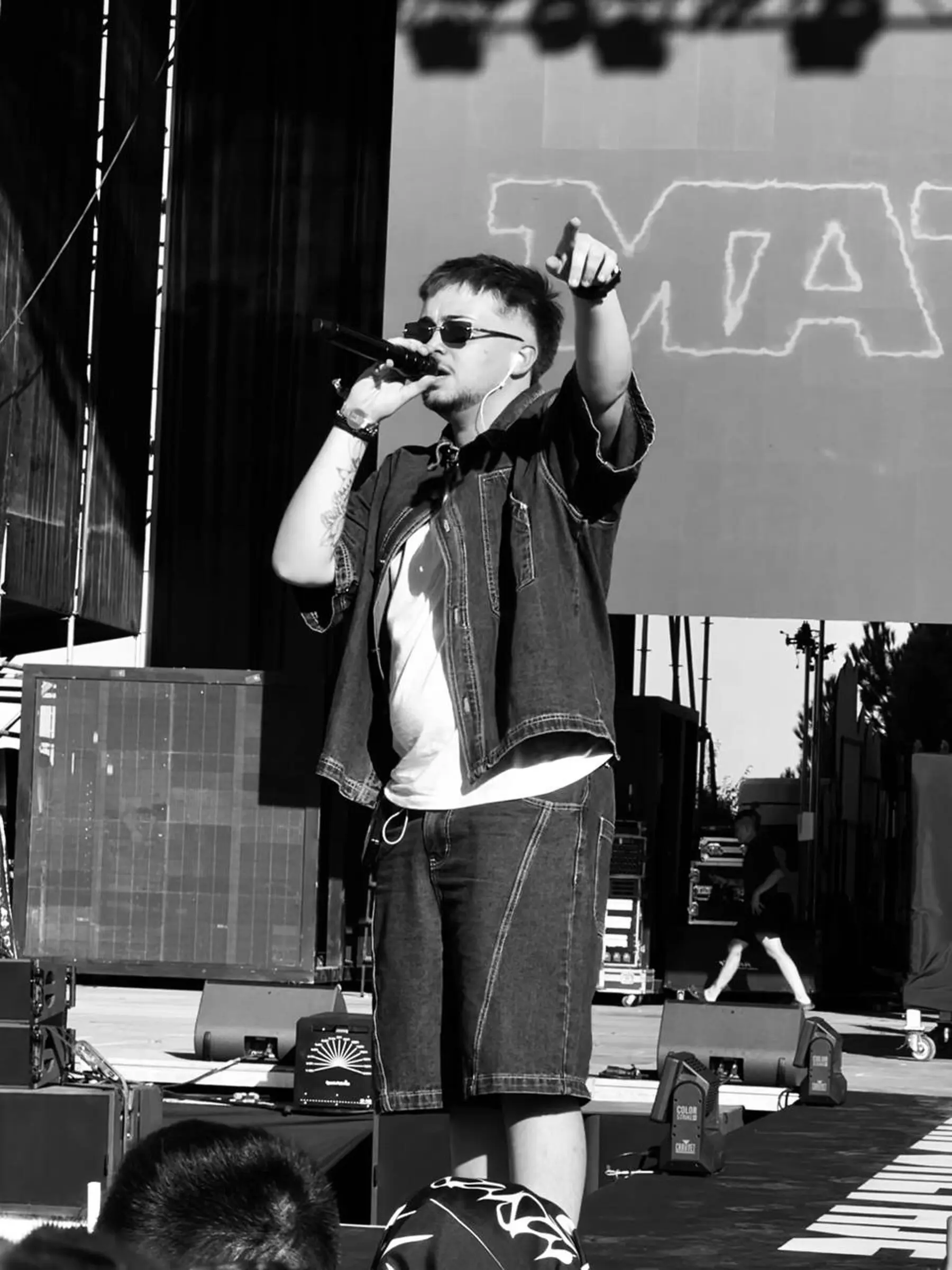MAYO 214 en directo, micrófono en mano durante un concierto